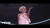 Video Musik Lady Gaga - Million Reasons (Live At Royal Variety Performance)
